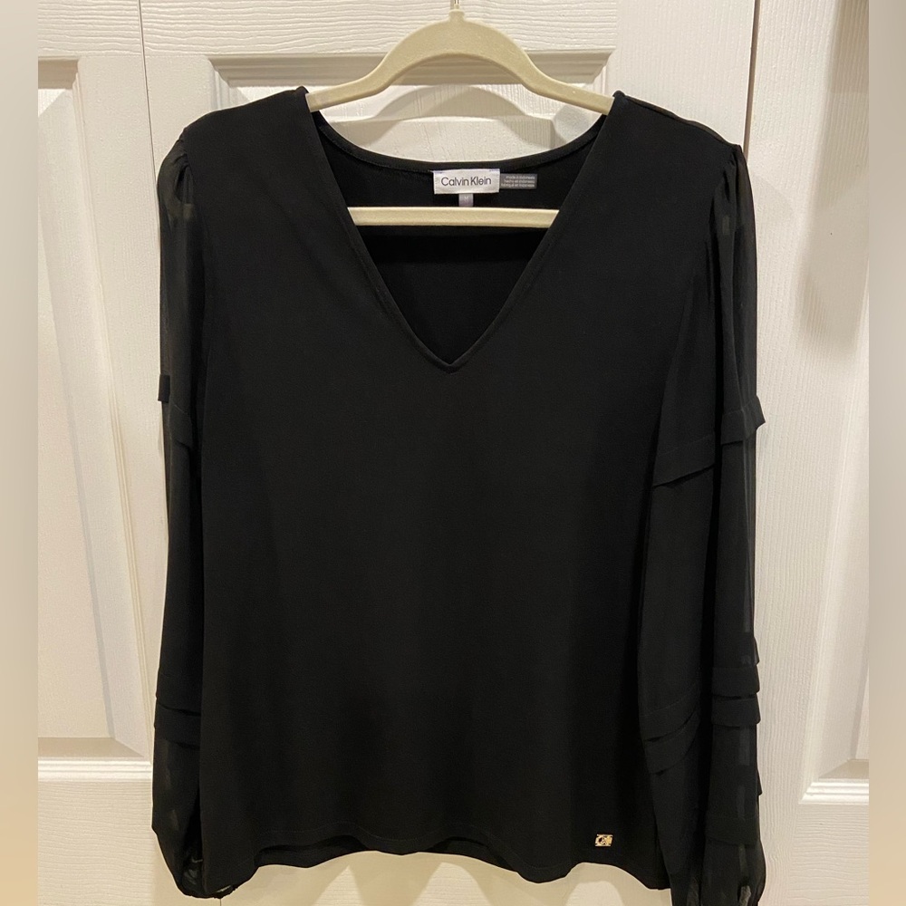 Beautiful Calvin Klein v neck blouse